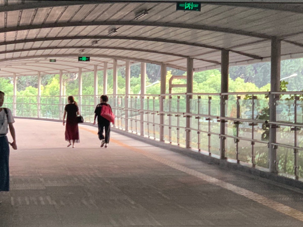 在香港的夜班巴士与武汉的夜巷